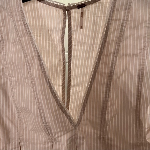 Free PEOPLE Feels Good pinstripe pattern. Deep V-neck. Size M - Picture 6 of 7